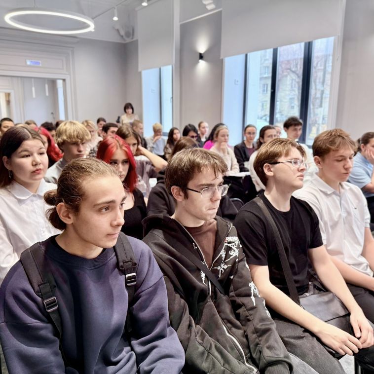 Полицейские принимают активное участие в профилактических мероприятиях, встречаясь с учениками образовательных учреждений