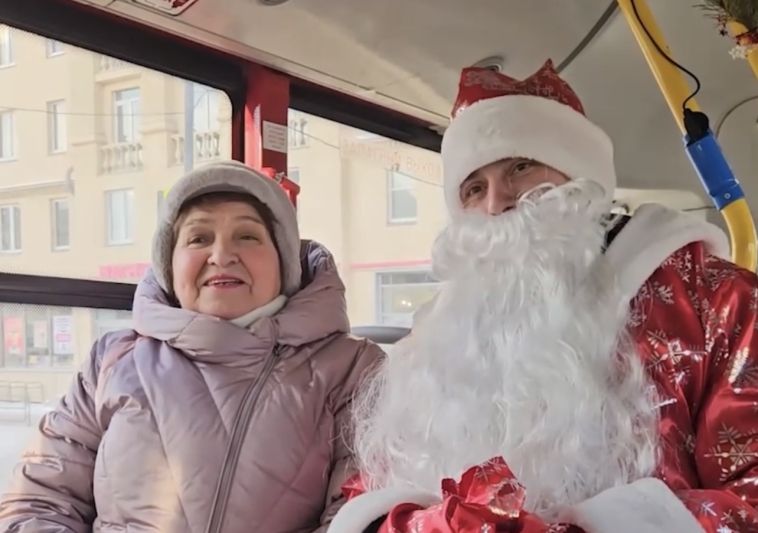 Привычный общественный транспорт преображается в настоящую праздничную феерию