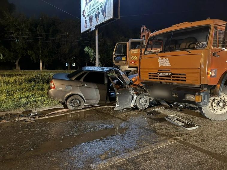 В ночное время в Магнитогорске 18-летний водитель совершил наезд на стоящий "Камаз"