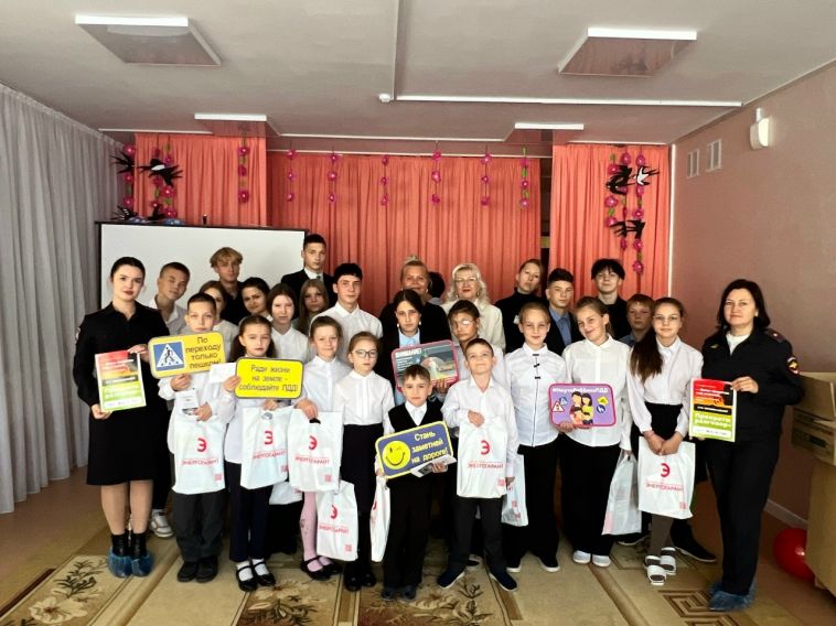 Полицейские Магнитогорска совместно с социальными партнёрами проекта "Дорога жизни" посетили Центр помощи детям "Родник"