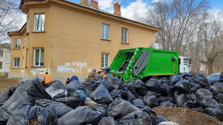Растительный мусор мешает вывозу ТКО