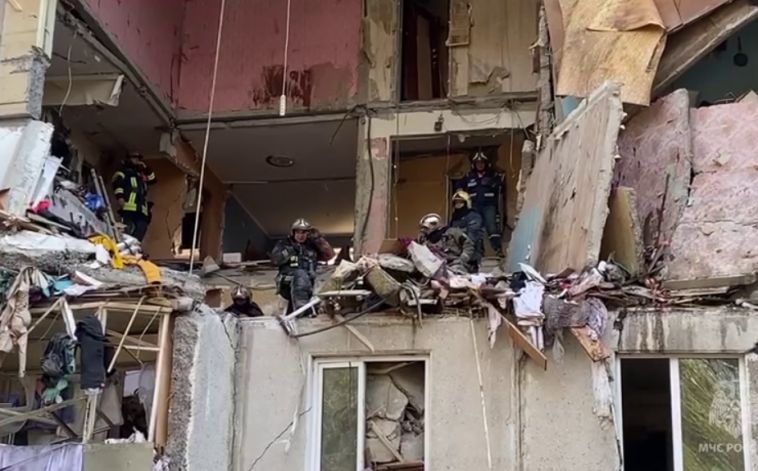 В результате повторного обрушения стены в доме в Балашихе погибли два  спасателя - Новости Магнитогорска - Магсити74