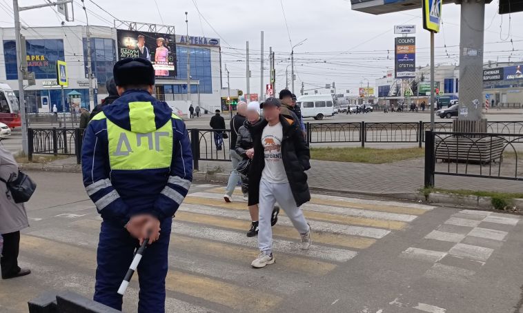 Жалаңаш әнші Трусикисіз Крем