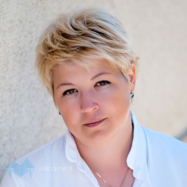 Qizning boglangan yigitni silkitayotgani tasvirlangan video