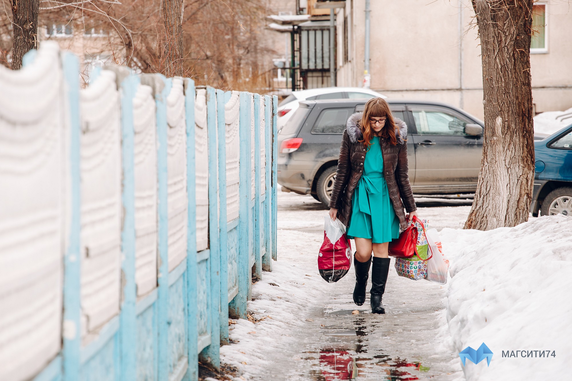 Устаю от прогулок. Девушка с тяжелыми сумками. Женщины зимой на улице. Зима улица женщины. Девушка зимой.