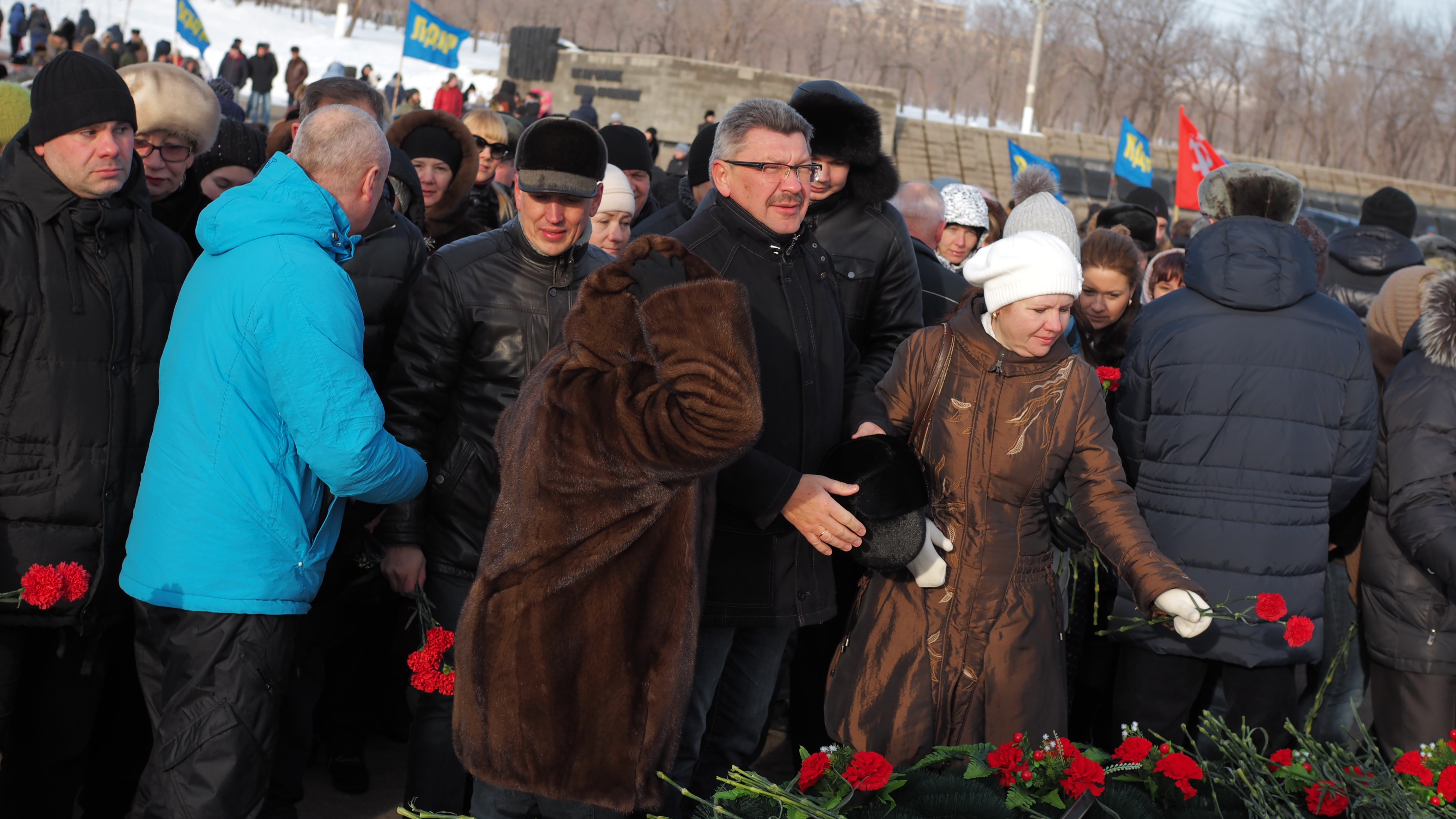 Люди принесли с собой гвоздики. Память о павших сильна в праздники.