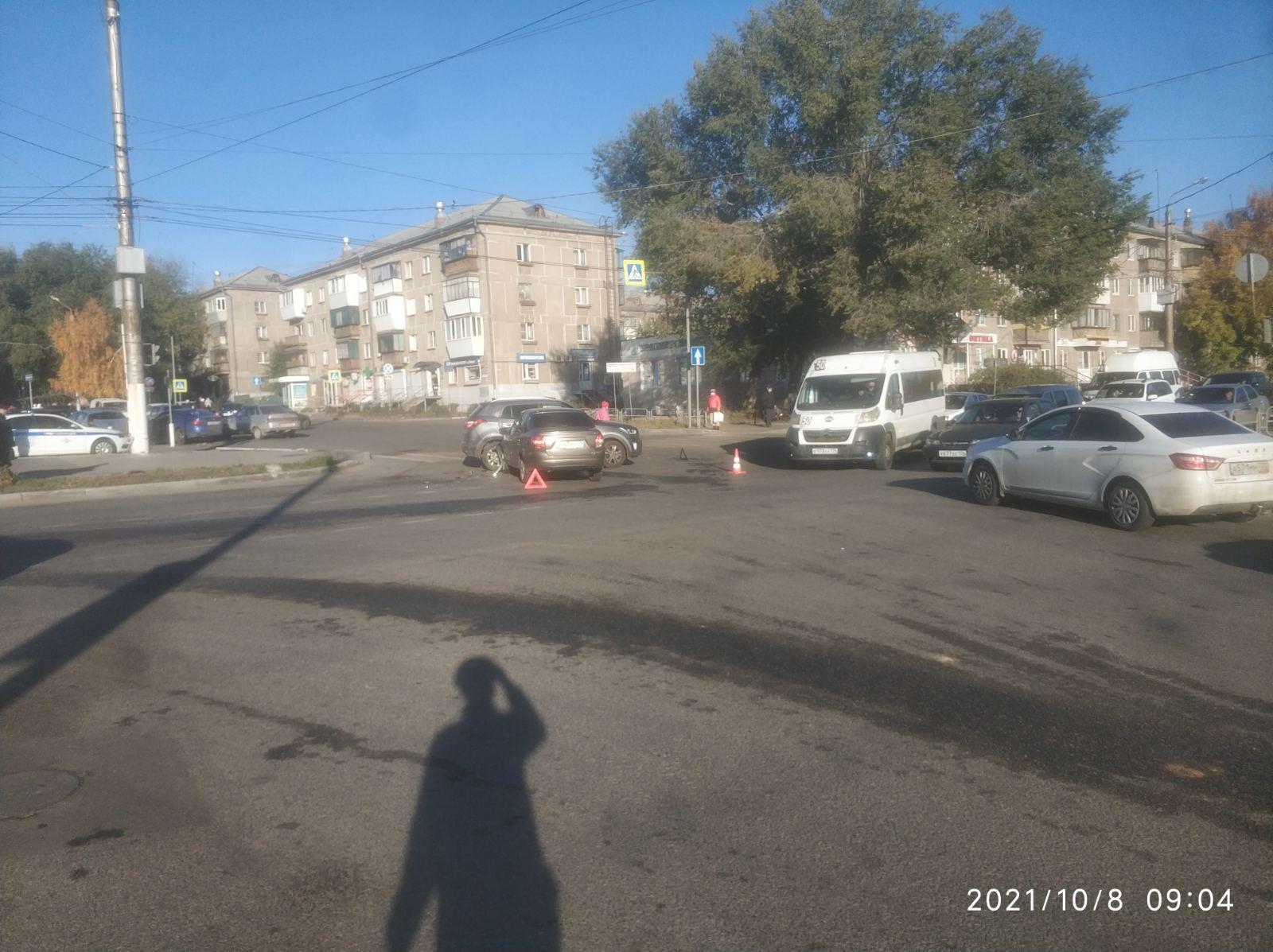 Авто превратилось в груду металла после встречи со столбом. В Магнитогорске за в