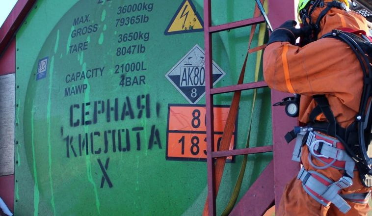 Опасное химическое вещество разлилось на железнодорожной станции в Челябинской области