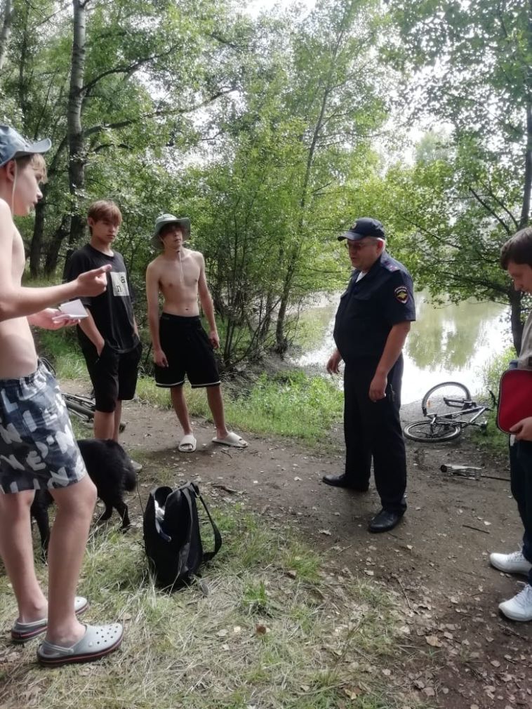 Несмотря на погоду, сотрудники управления гражданской защиты населения и МЧС не теряют бдительности и продолжают предостерегать горожан от купания в неположенных местах