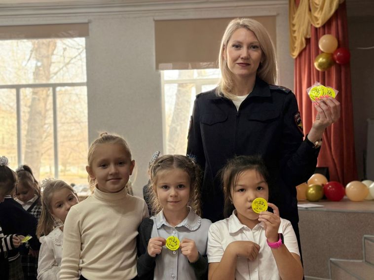 Сотрудники полиции вручили первоклассникам световозвращающие элементы