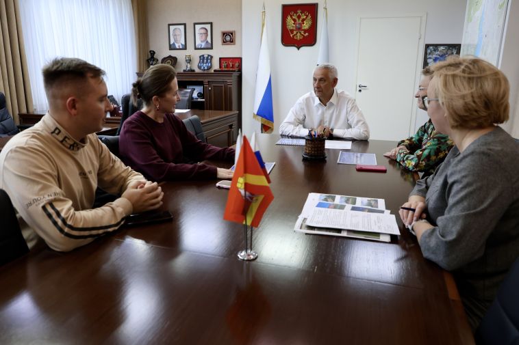Глава города Сергей Бердников провёл рабочую встречу с первым заместителем начальника Департамента пассажирских перевозок ОАО «РЖД» Еленой Раковой
