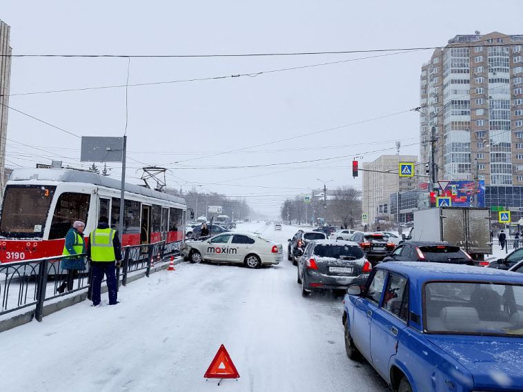 В первый снегопад выбор небезопасной скорости движения без учёта дорожных и погодных условий привёл к ДТП с участием двух автомобилей и трамвайного вагона