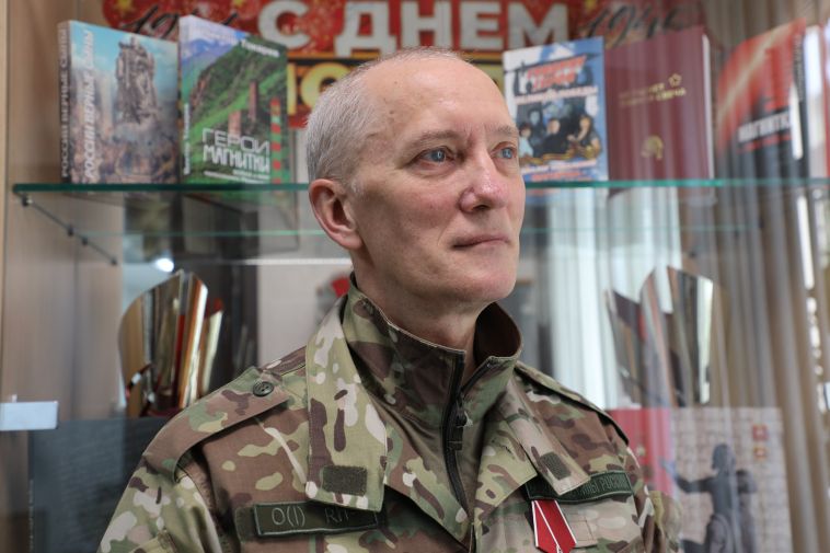 В Магнитогорске женщины днём и ночью шьют одежду и другие вещи для бойцов СВО