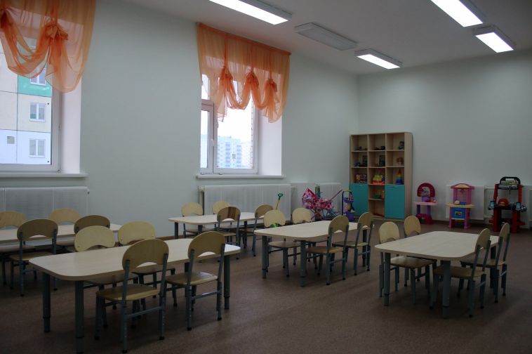 Путин поручил продлить работу яслей и детсадов до восьми вечера