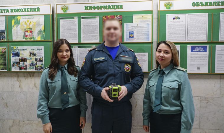 Челябинские таможенники передали спасателям лазерный нивелир