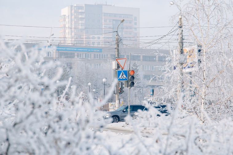 Ближе к весне под воздействием солнечных лучей снег и сосульки начинают таять, создавая риск внезапного падения