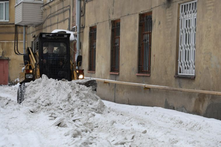 Весна в Магнитогорск пришла вместе со снегом, с которым коммунальные службы борются в ежедневном режиме