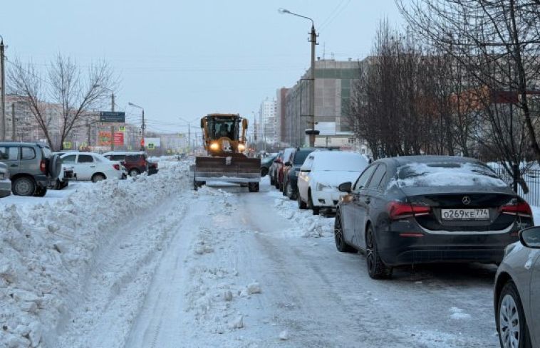Дорожные службы продолжают очищать улицы от снега