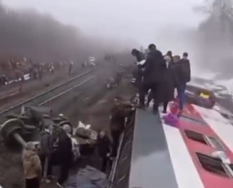 Более 20 человек пострадали при сходе поезда Москва-Челябинск с рельсов