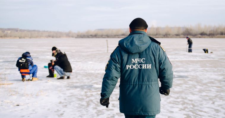 В Челябинской области лыжник, пересекая озеро, провалился под лёд
