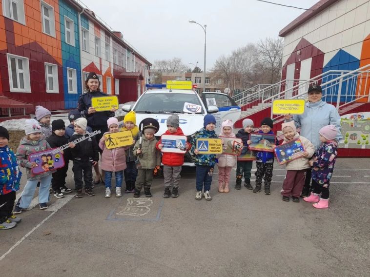 Современным детям с ранних лет приходится сталкиваться с огромным количеством транспортных средств на улицах города