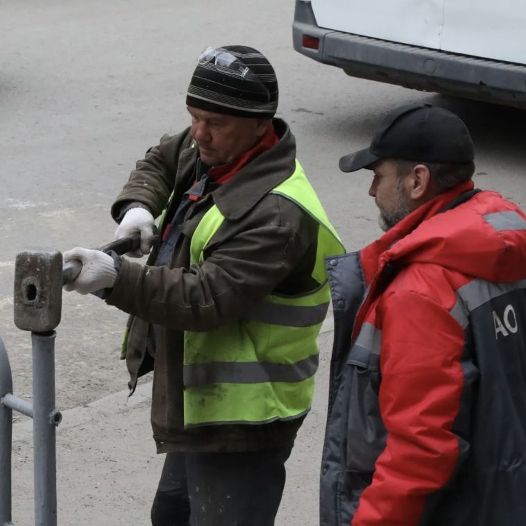 В Магнитогорске дорожники готовятся к переносу пешеходного перехода на ул. Октябрьской