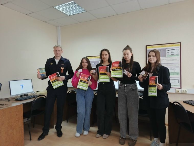 Сотрудники Госавтоинспекции в торжественной обстановке вручили начинающим водителям водительские удостоверения