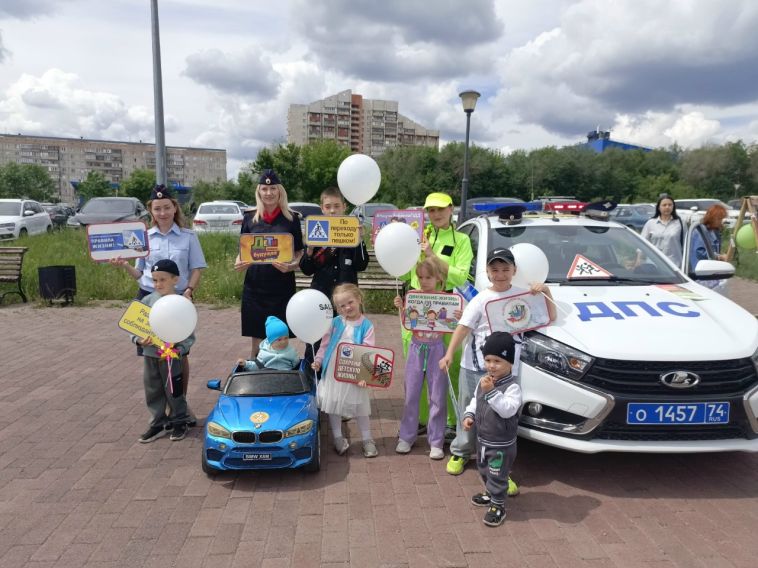 В парке у Вечного огня сотрудники Госавтоинспекции организовали проведение городского праздника %22День защиты детей%22
