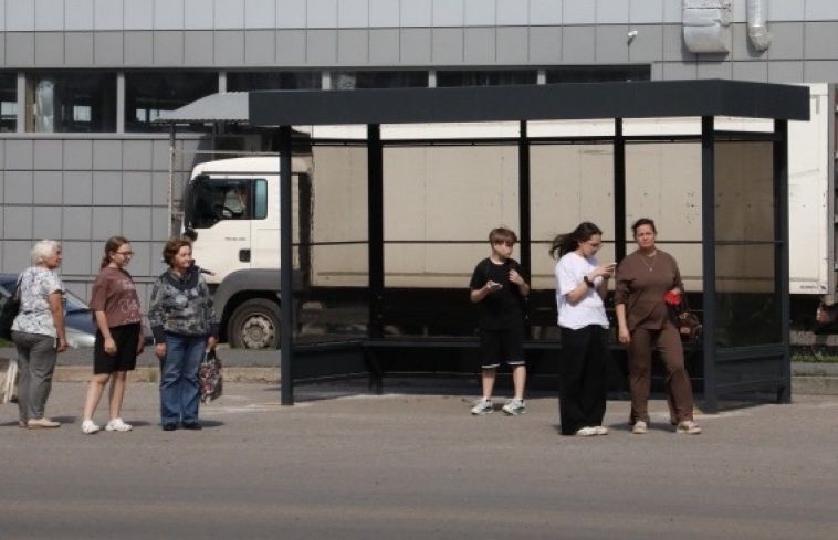 В Магнитогорске продолжается масштабная модернизация городской среды: на смену прежним остановочным павильонам приходят современные комплексы