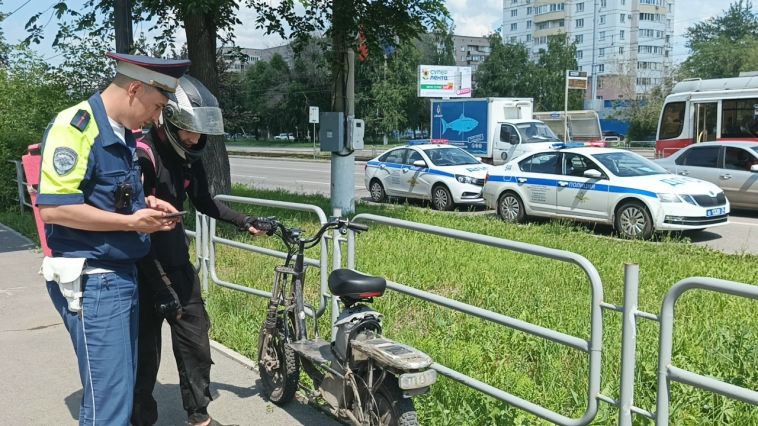 Сотрудники Госавтоинспекции продолжают проведение совместных рейдовых мероприятий с сотрудниками службы безопасности кикшеринговых компаний