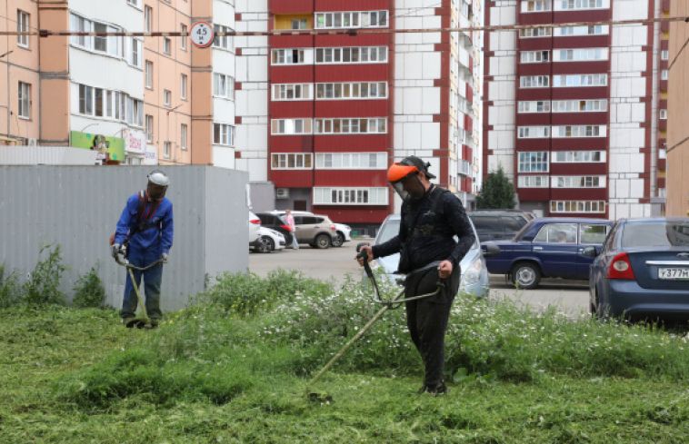 В Магнитогорске продолжается покос травы на придомовых территориях