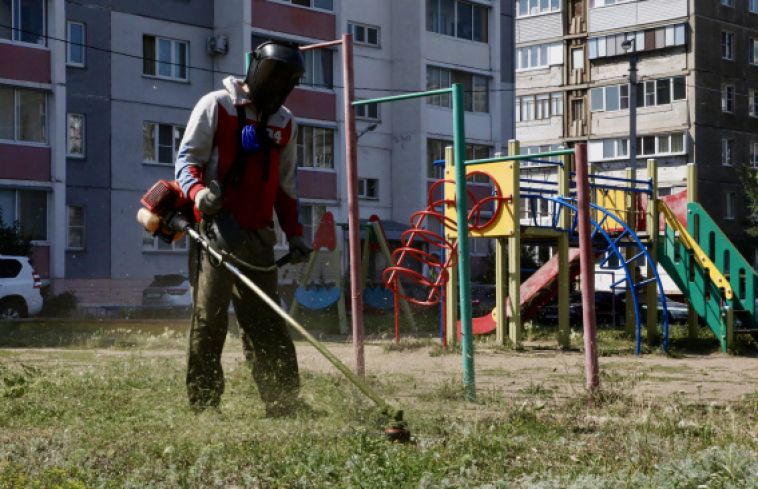 Чтобы не допустить зарастания газонов и поддерживать уют во дворах, сотрудники УК ведут масштабную работу по покосу