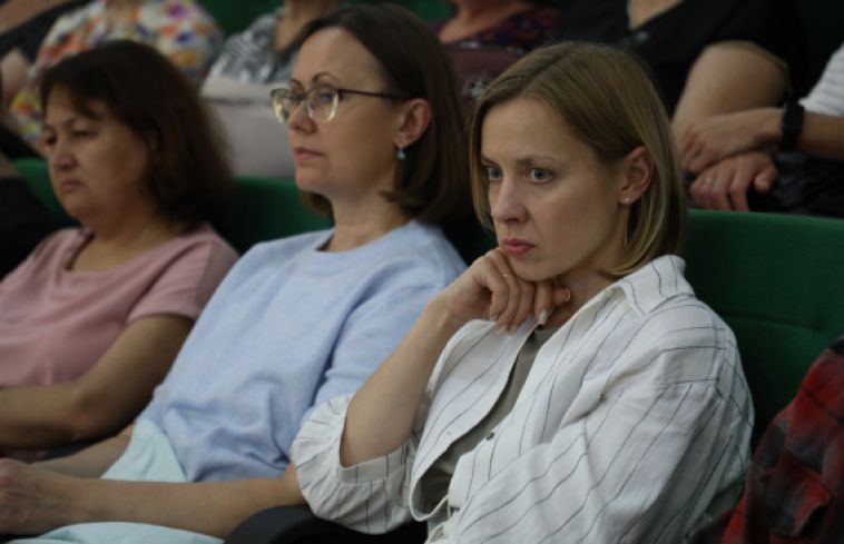 В малом зале администрации города состоялась рабочая встреча представителей сферы культуры Магнитогорска с главным специалистом по профориентационной работе ПАО «ММК» Владимиром Дрёмовым