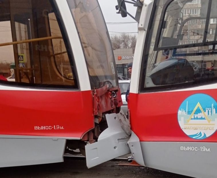 Пострадал подросток: в Магнитогорске столкнулись два новых трамвая