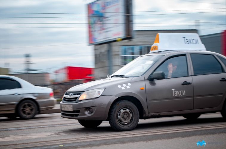 В Челябинской области пассажир такси напал на водителя во время поездки