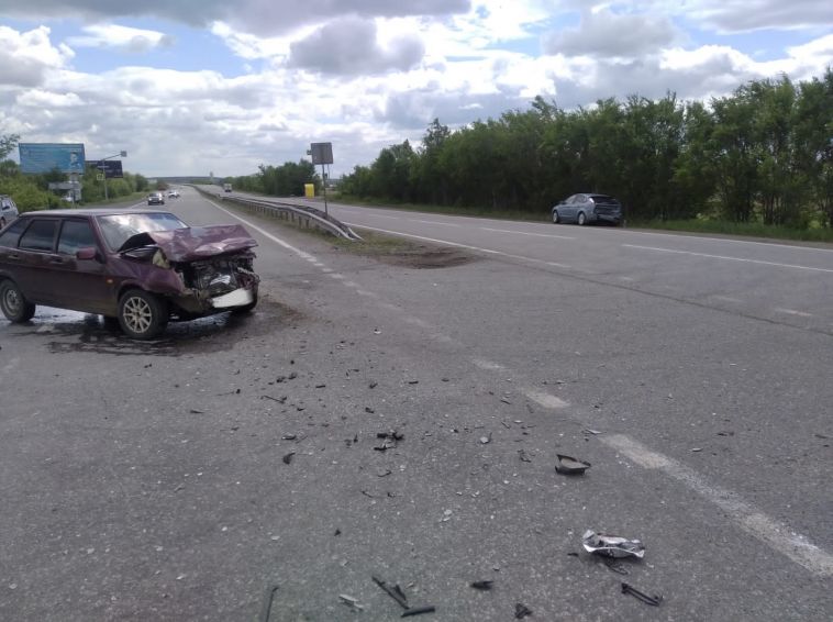В Магнитогорске молодой водитель врезался в иномарку