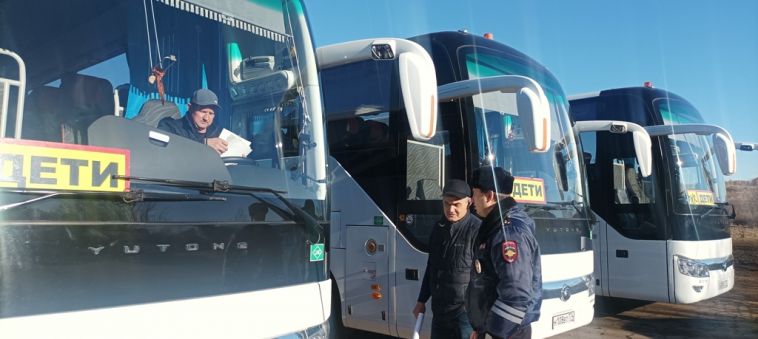 Сотрудники ГИБДД обеспечили сопровождение колонн автобусов с детьми до Магнитогорска