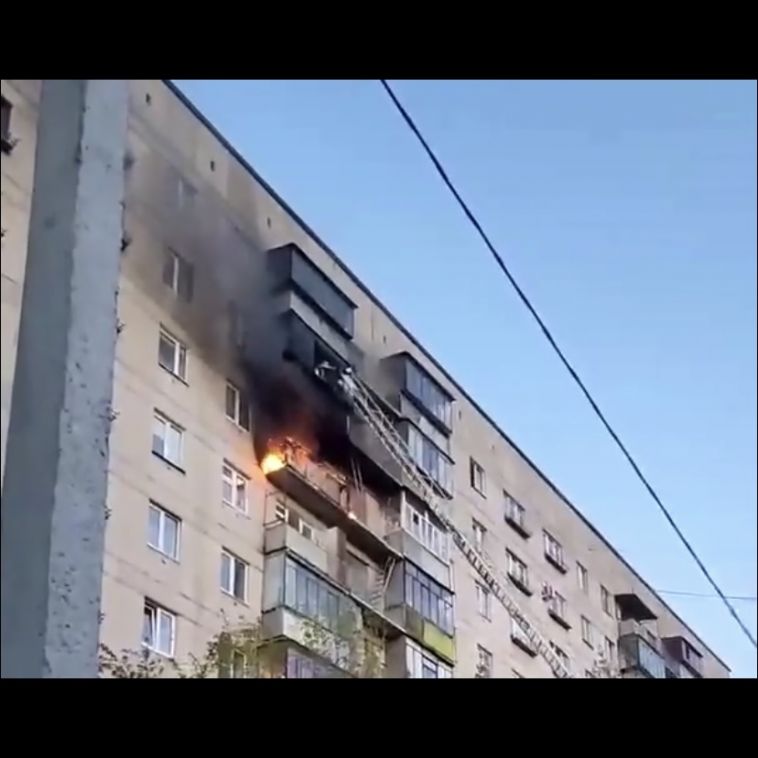 В Магнитогорске в одном из домов загорелась квартира