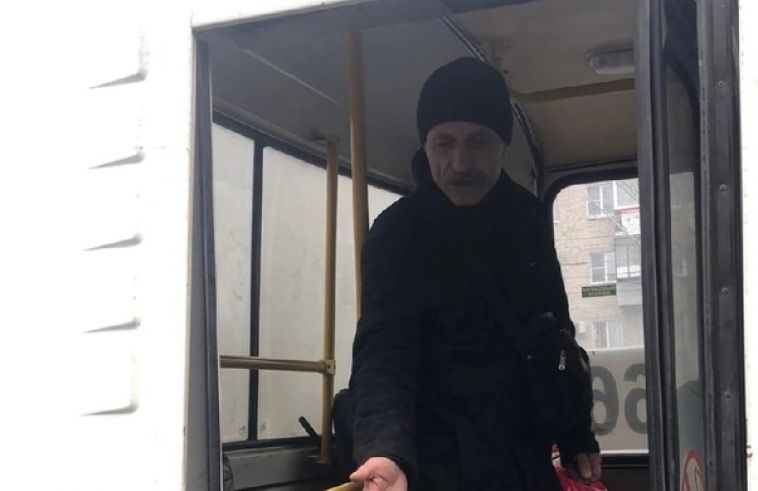 Возбуждено уголовное дело. В Челябинске задержали мужчину, вытолкнувшего подростков из автобуса