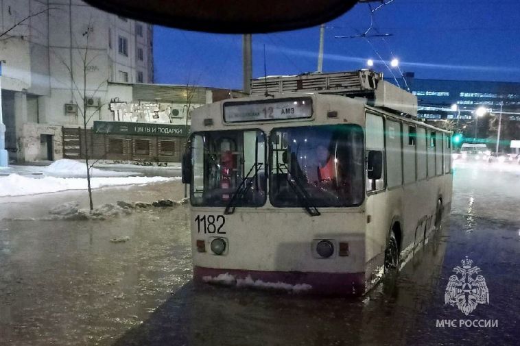 В Челябинске утром загорелся троллейбус с пассажирами