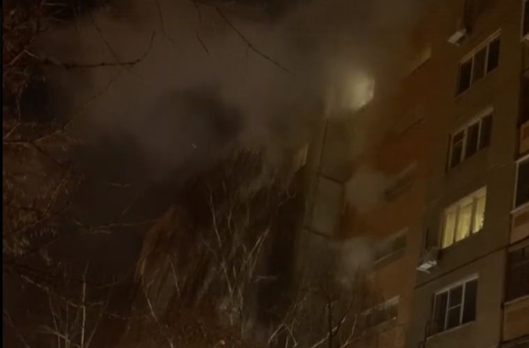 Магнитогорские пожарные спасли с балкона горящей квартиры женщину с ребенком